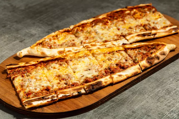 Kıymalı - Kaşarlı Pide